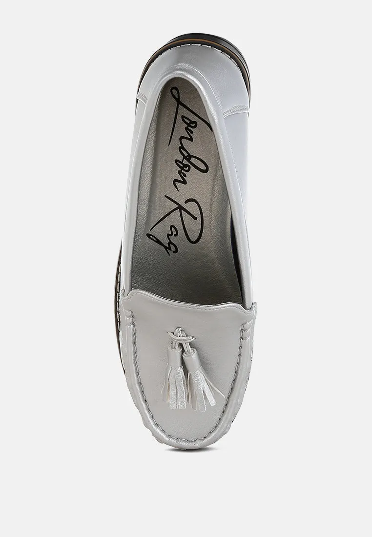 Metallic Tassel Detail Loafers


 By RUW