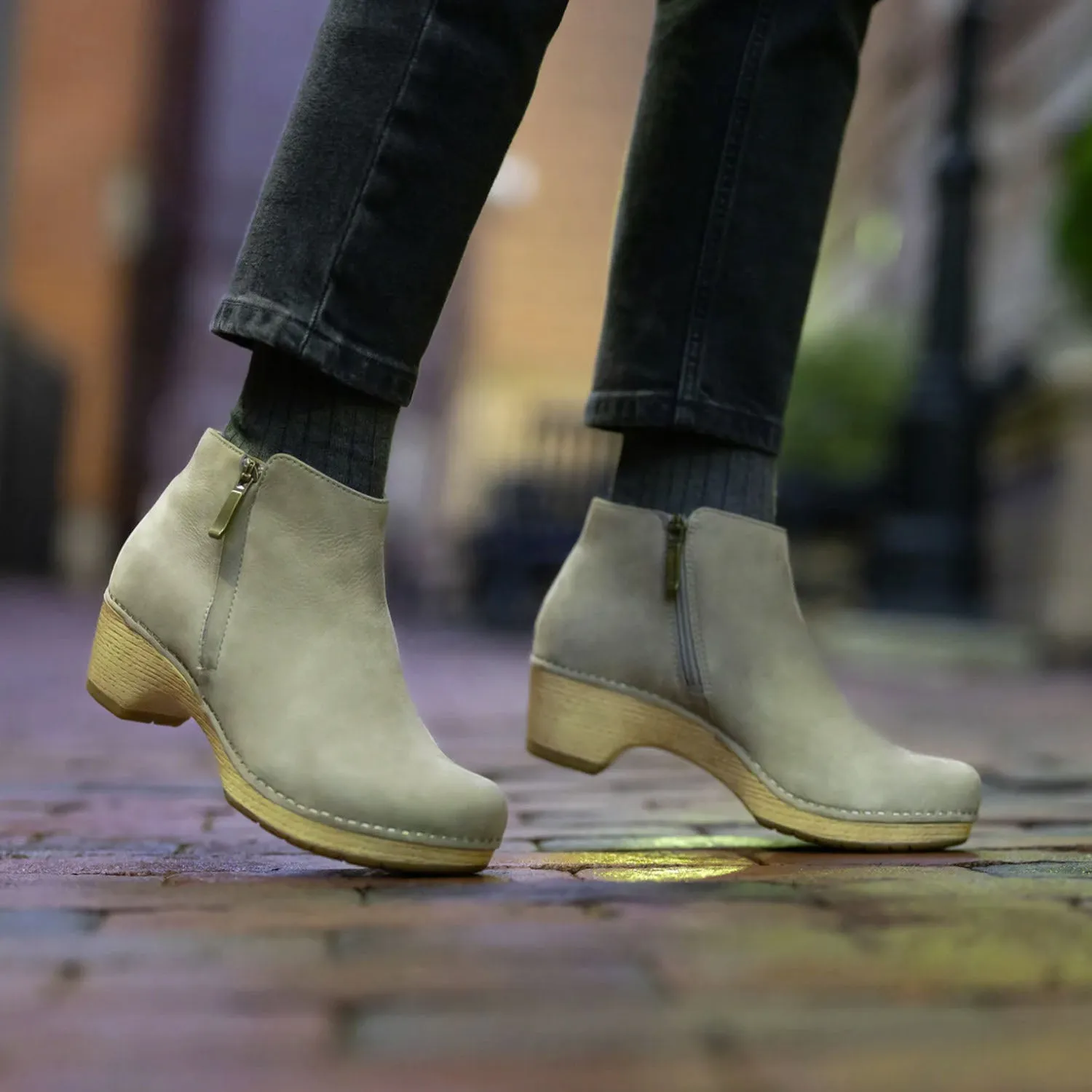 Women's Dansko Lizanne Taupe Milled Nubuck
